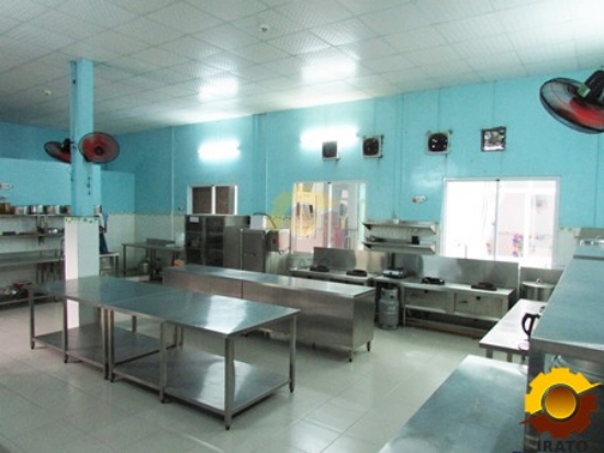 khu vực nhà bếp trong trường mầm non